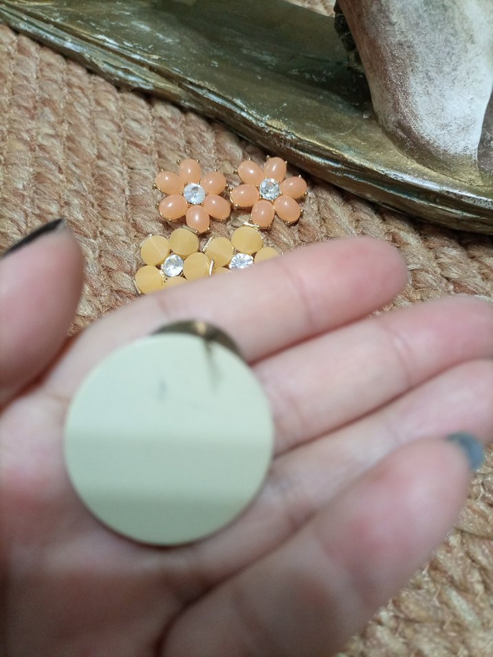 Haki Kamuflaj Mini Düğmeli Küpe - Görsel 3