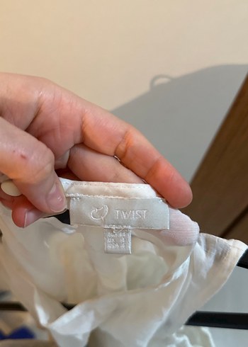 Beyaz Keten Omuzları Açık Bluz - Görsel 4