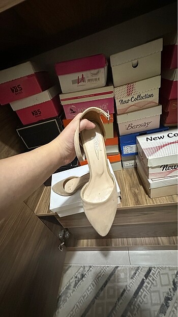 Krem rengi topuklu ayakkabı