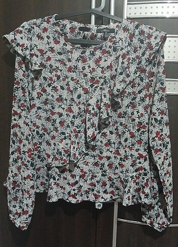 Mavi jeans fırfırlı bluz
