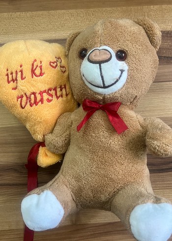 Kahverengi oyuncak ayı ve sarı kalp peluş