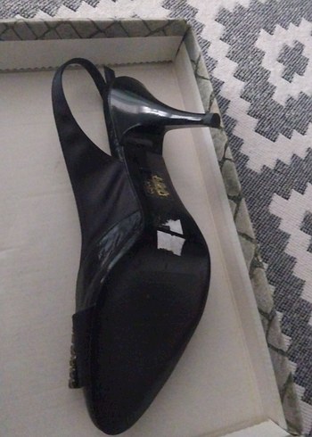 36 Beden Siyah Parlak Yılan Desenli Tokalı Stiletto