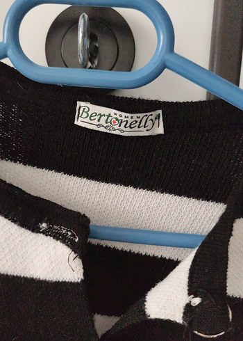 Düğmeli Siyah Beyaz Çizgili Kadın Hırka - Görsel 3