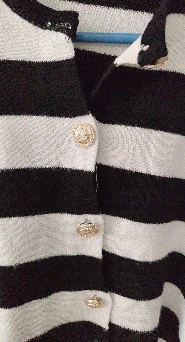 Düğmeli Siyah Beyaz Çizgili Kadın Hırka - Görsel 2