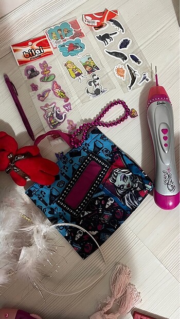 Barbie saç aksesuarı ve figürler