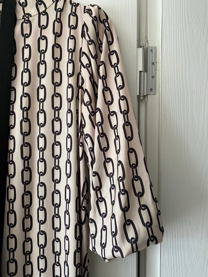 Zincir Detaylı Uzun Bej Kadın Elbise - Görsel 3