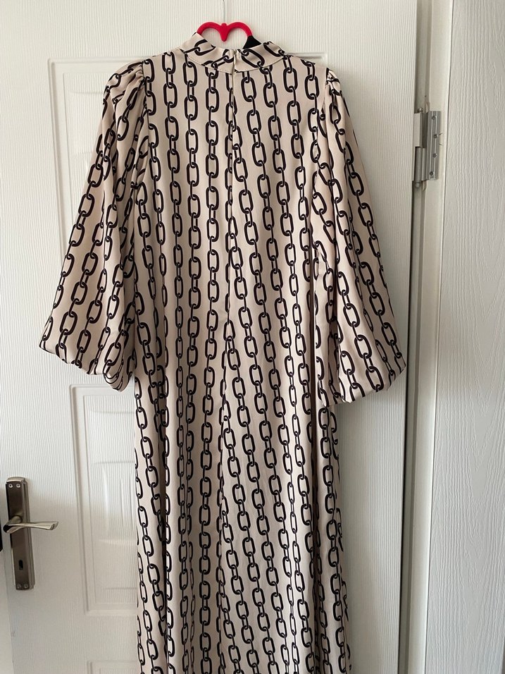 Zincir Detaylı Uzun Bej Kadın Elbise - Görsel 4