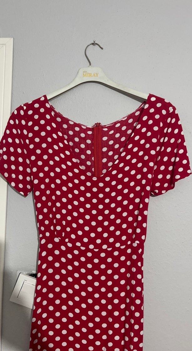 Kırmızı Puantiyeli Uzun V Yaka Elbise - Görsel 3