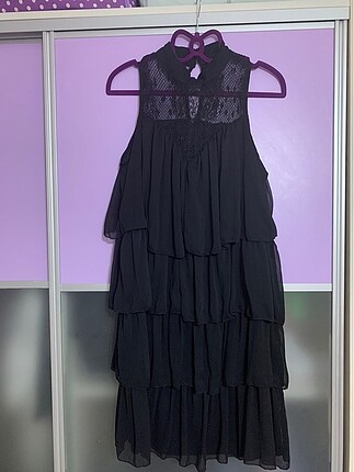 Siyah fırfırlı mini elbise