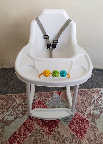 Beyaz Çocuk Mama Sandalyesi Emniyet Kemeriyle