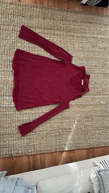 Omuzlari acik bordo bluz