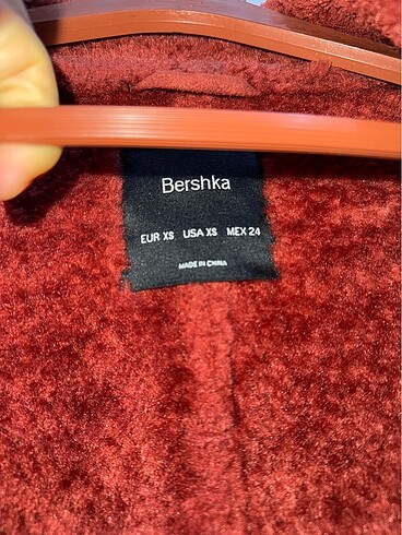 xs Beden kırmızı Renk Bershka sıfır dışı süet içi kürklü mont aşırı güzel xs beden s g