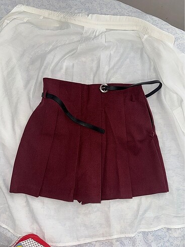 ZARA SIFIR MİNİ ŞORTLU PİLELİ ETEK BORDO RENK XS BEDEN İÇ ETİKET