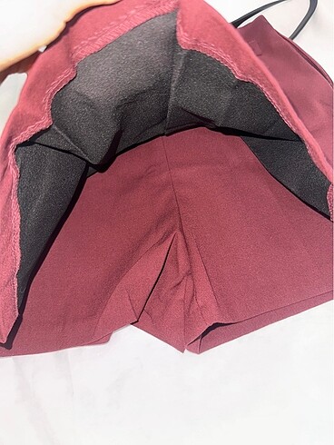 Zara ZARA SIFIR MİNİ ŞORTLU PİLELİ ETEK BORDO RENK XS BEDEN İÇ ETİKET