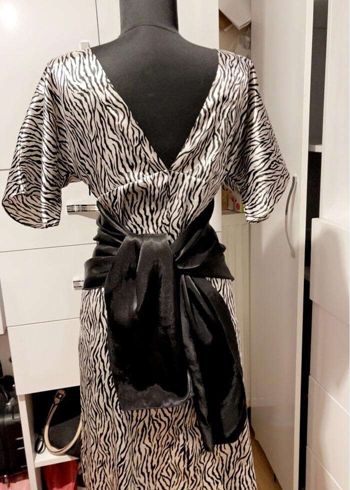 Saten kemeri kendinden dekolteli elbise .. - Görsel 2