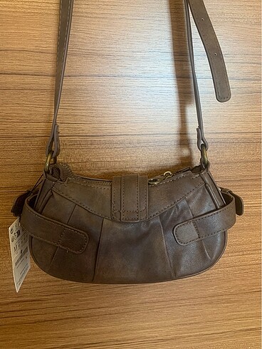 Stradivarius metal tokalı çapraz askılı çanta - Görsel 4