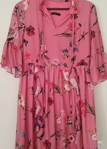 Pembe çiçek desenli elbise