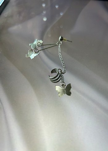 Diğer Gri Zincir Detaylı Mini Kelebek Küpe