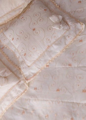 Vintage İşlemeli Beyaz Parlak Yatak Örtüsü - Görsel 3