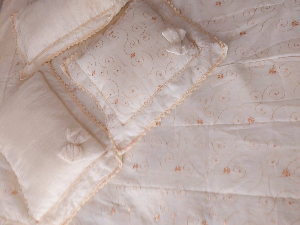 Vintage İşlemeli Beyaz Parlak Yatak Örtüsü - Görsel 3