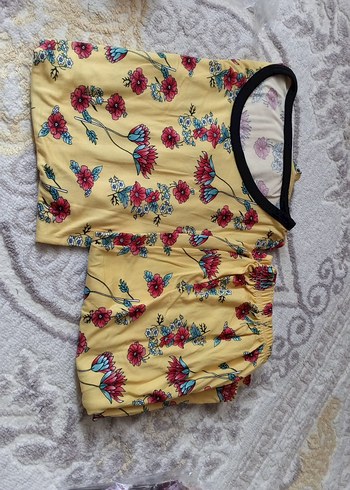 Renkli Çiçek Desenli Sarı Kadın Pijama Takımı