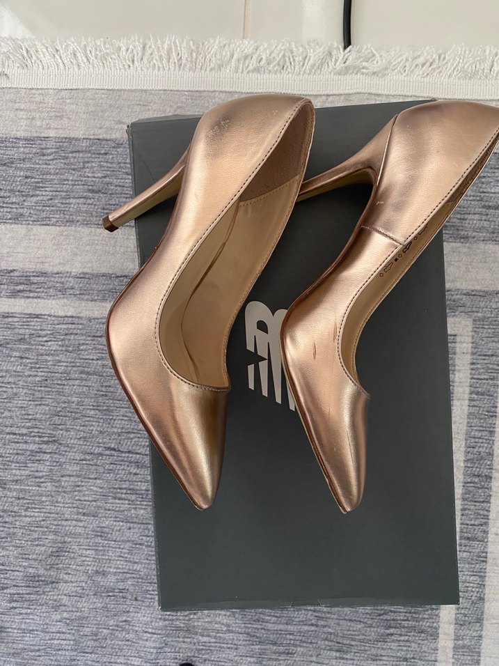 Bej Parlak Deri Tokalı Stiletto - Görsel 2