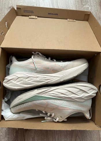 Asics ürünü