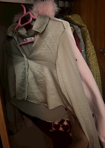 Haki saten V Yaka Düğmeli Kadın Gömlek - Görsel 2