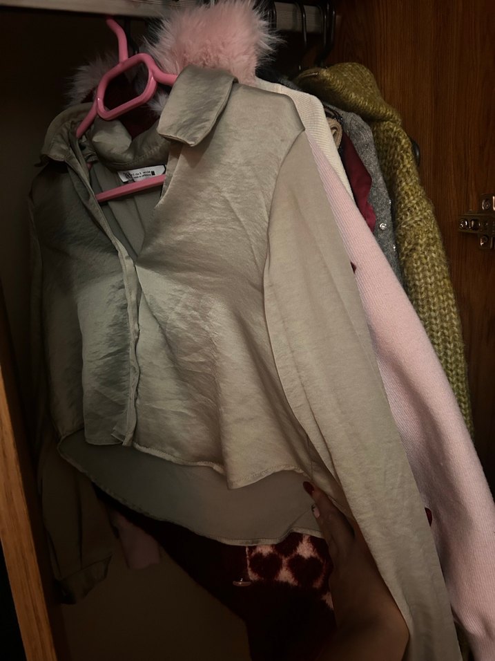 Haki saten V Yaka Düğmeli Kadın Gömlek - Görsel 2