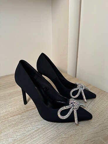BERSHKA HİÇ GİYİLMEMİŞ FİYONKLU STİLETTO