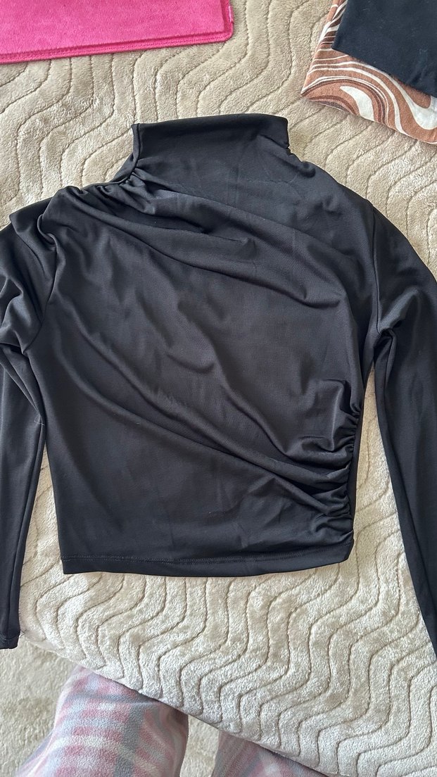 Uzun Kollu Siyah Drapeli Boğazlı Bluz - Görsel 2