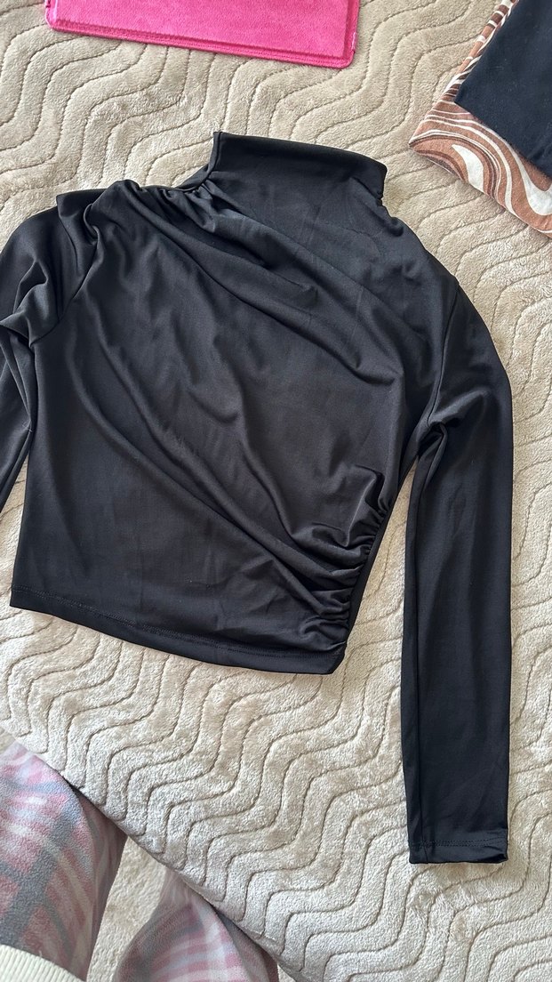 Uzun Kollu Siyah Drapeli Boğazlı Bluz - Görsel 4