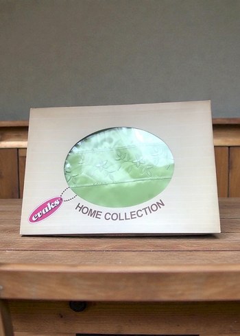 İşlemeli Parlak Yeşil Saten Yatak Örtüsü - Görsel 6