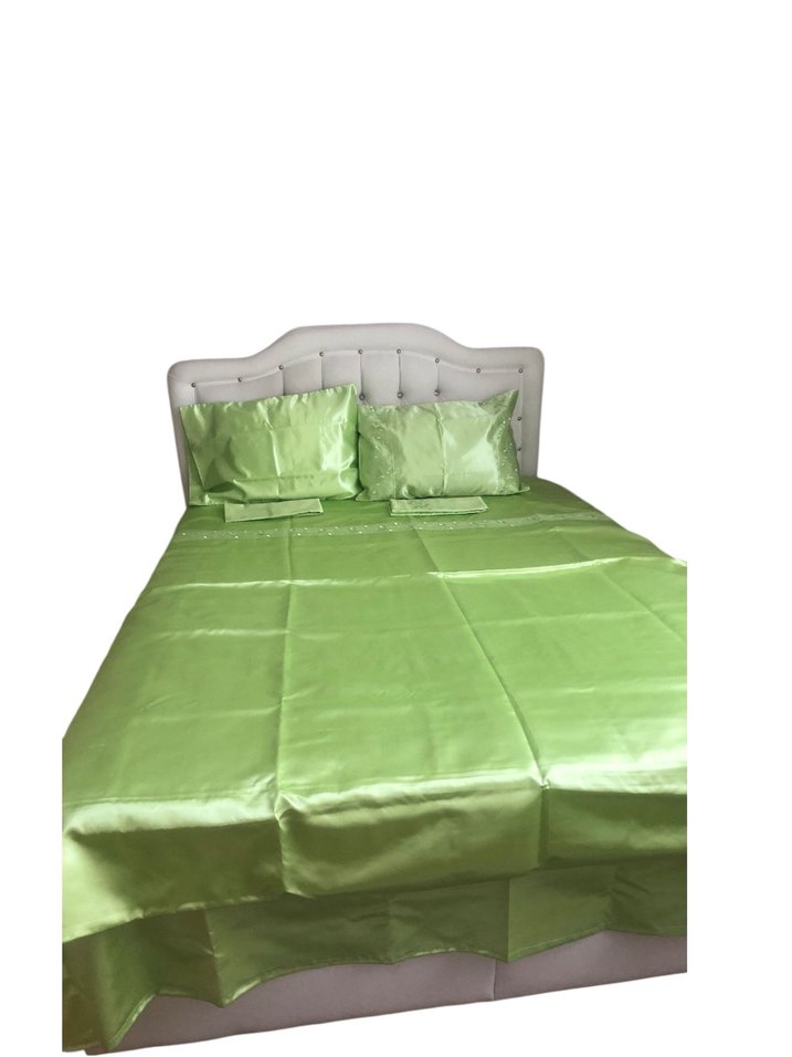 İşlemeli Parlak Yeşil Saten Yatak Örtüsü - Görsel 3