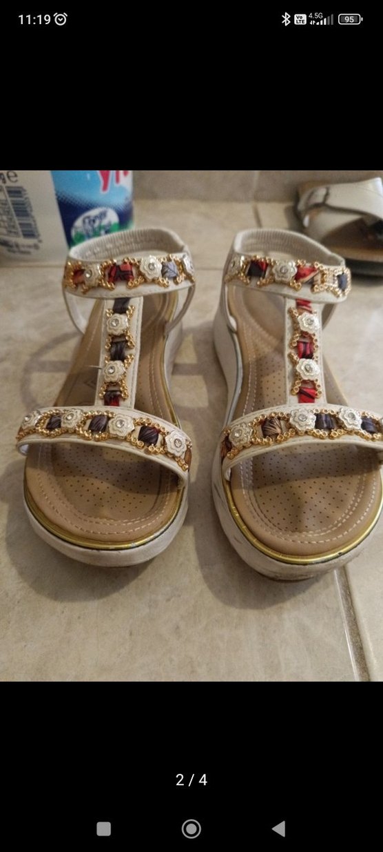 Boncuk İşlemeli Beyaz Dolgu Topuklu Kadın Sandalet - Görsel 2