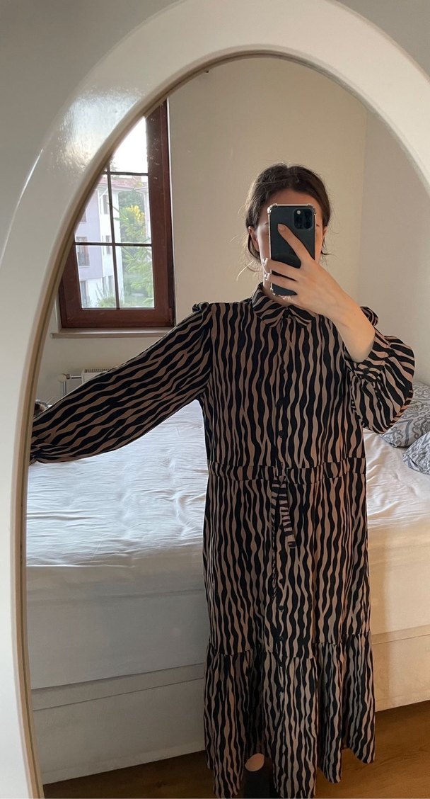 Kahverengi Zebra Desenli Uzun Kadın Elbisesi - Görsel 4