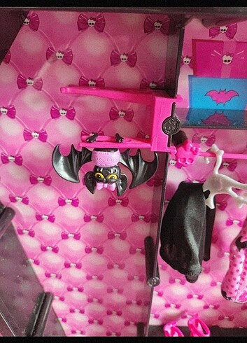 Beden Monster high draculaura'nın dolabı