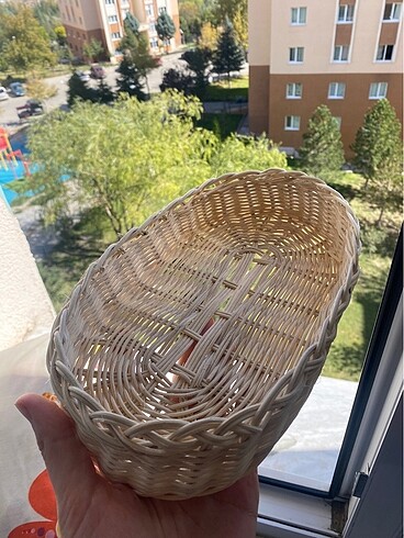 El örgüsü rattan sepet