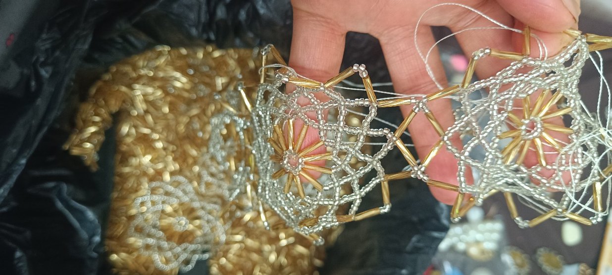 Altın Rengi Parlak Tırnak Süslemeleri - Görsel 3