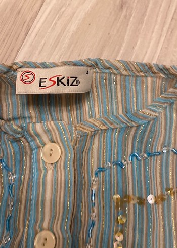 xl Beden mavi Renk Kolsuz önü düğmeli boyu uzun bluz eteğinde yırtmaç var