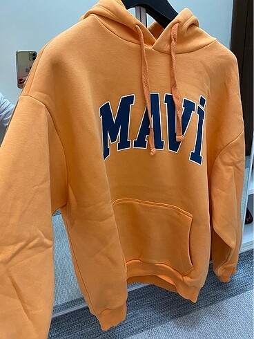 Mavi logolu turuncu sweatshirt