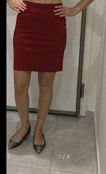 Kırmızı kısa etek.
