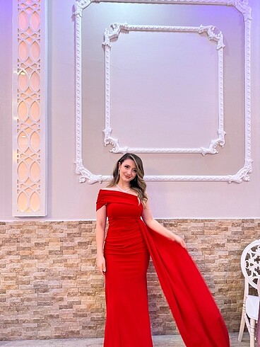 Kırmızı gece kıyafeti