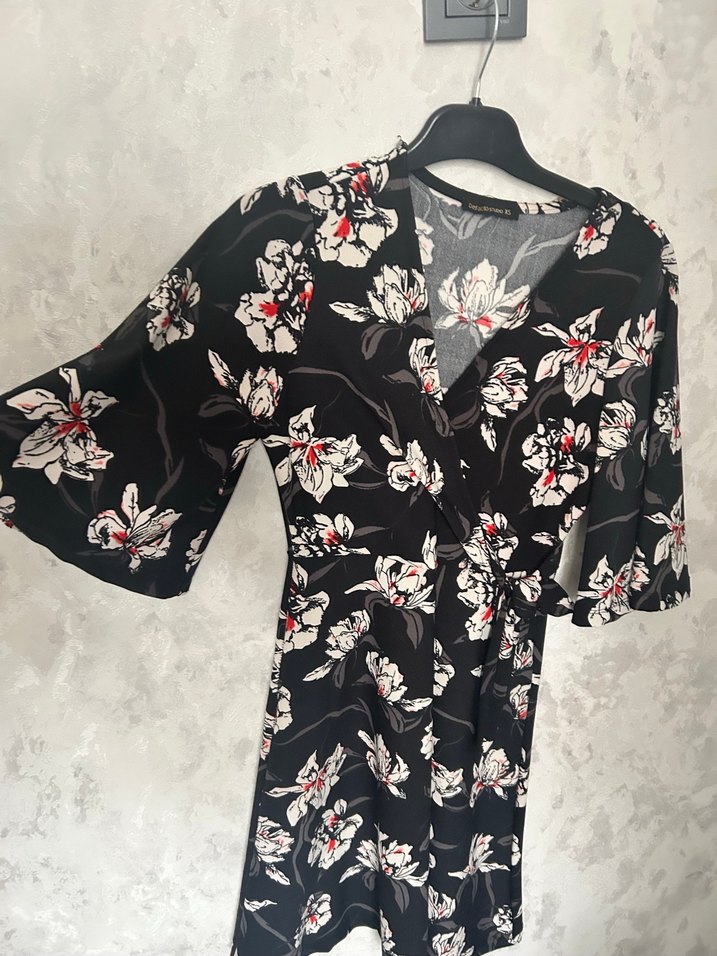 Siyah Çiçek Desenli V Yaka Mini Elbise - Görsel 2