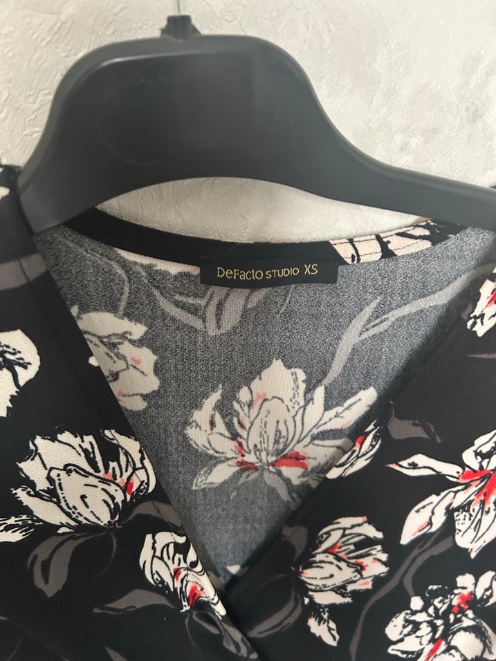 Siyah Çiçek Desenli V Yaka Mini Elbise - Görsel 3