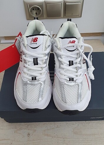 37 Beden Newbalance beyaz kırmızı 530 37 numara 