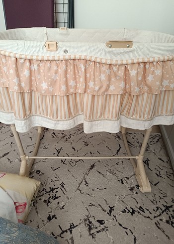 Beyaz ve pastel renkli bebek beşiği