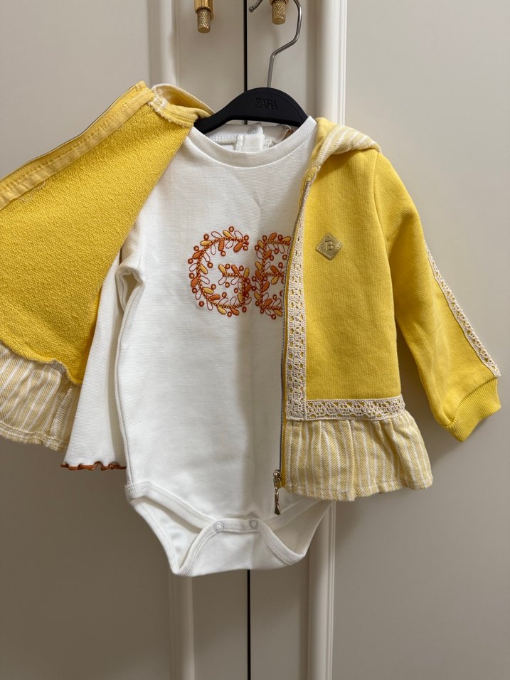 Sarı Nakışlı Fırfırlı Bebek Takımı - Görsel 2
