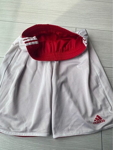 10 Yaş Beden kırmızı Renk Adidas orjinal ürün