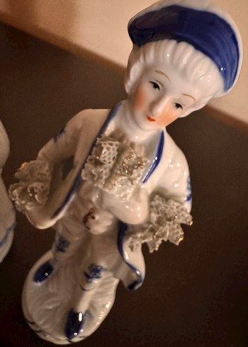 Beyaz ve Lacivert Detaylı Porselen Figürin Seti - Görsel 7